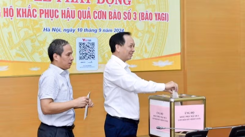 Phó Thống đốc Đào Minh Tú và Phó Thống đốc Đoàn Thái Sơn ủng hộ đồng bào bị thiệt hại do cơn bão số 3 gây ra. Phó Thống đốc Đào Minh Tú và Phó Thống đốc Đoàn Thái Sơn ủng hộ đồng bào bị thiệt hại do cơn bão số 3 gây ra.