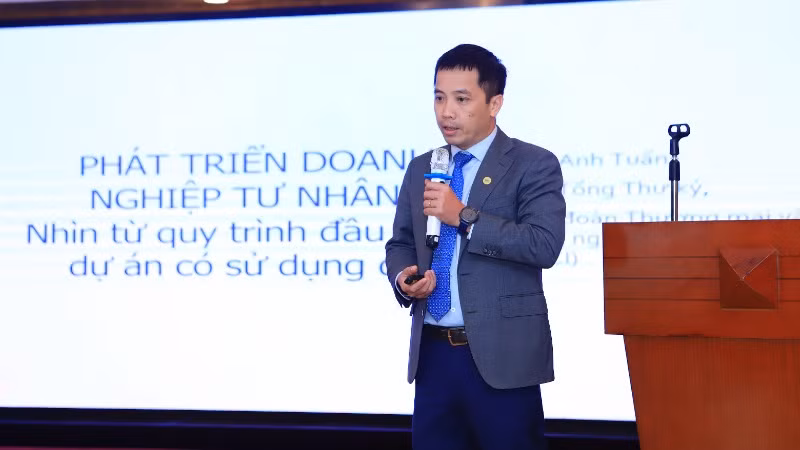 Ông Đậu Anh Tuấn, Phó Tổng Thư ký, Trưởng ban Pháp chế Liên đoàn Thương mại và Công nghiệp Việt Nam (VCCI), chia sẻ ý kiến tại hội thảo.