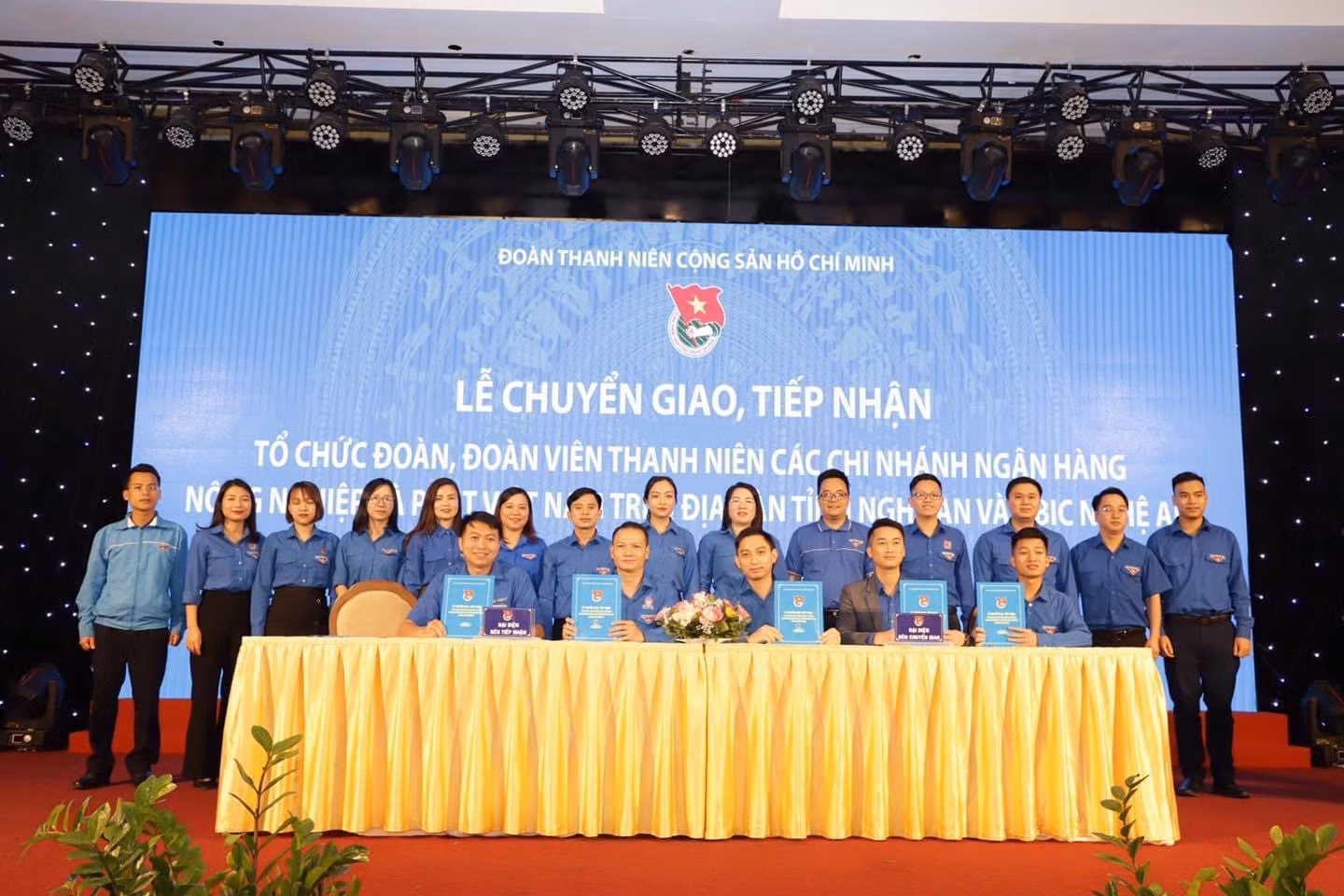Chuyển giao tiếp nhận tổ chức Đảng, đoàn viên thanh niên Agribank trên địa bàn tỉnh Nghệ An. Chuyển giao tiếp nhận tổ chức Đảng, đoàn viên thanh niên Agribank trên địa bàn tỉnh Nghệ An.