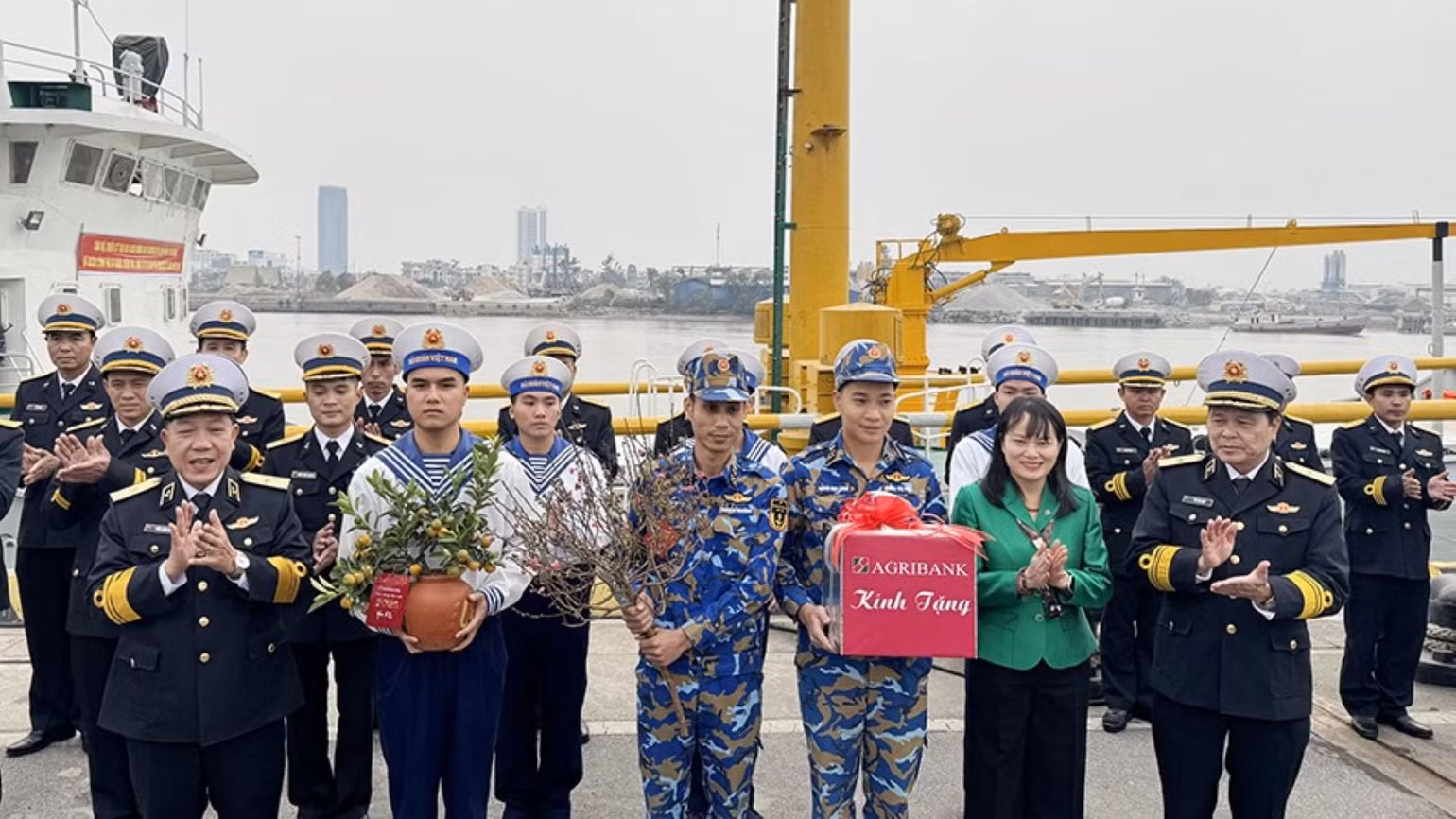 Đoàn công tác cùng những phần quà ý nghĩa đặc trưng của ngày Tết trên chuyến tàu chuyển đến chiến sĩ, bà con nhân dân trên huyện đảo Bạch Long Vĩ.