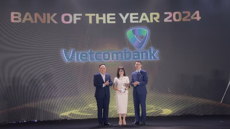 Đại diện Ngân hàng Vietcombank nhận giải. Đại diện Ngân hàng Vietcombank nhận giải.