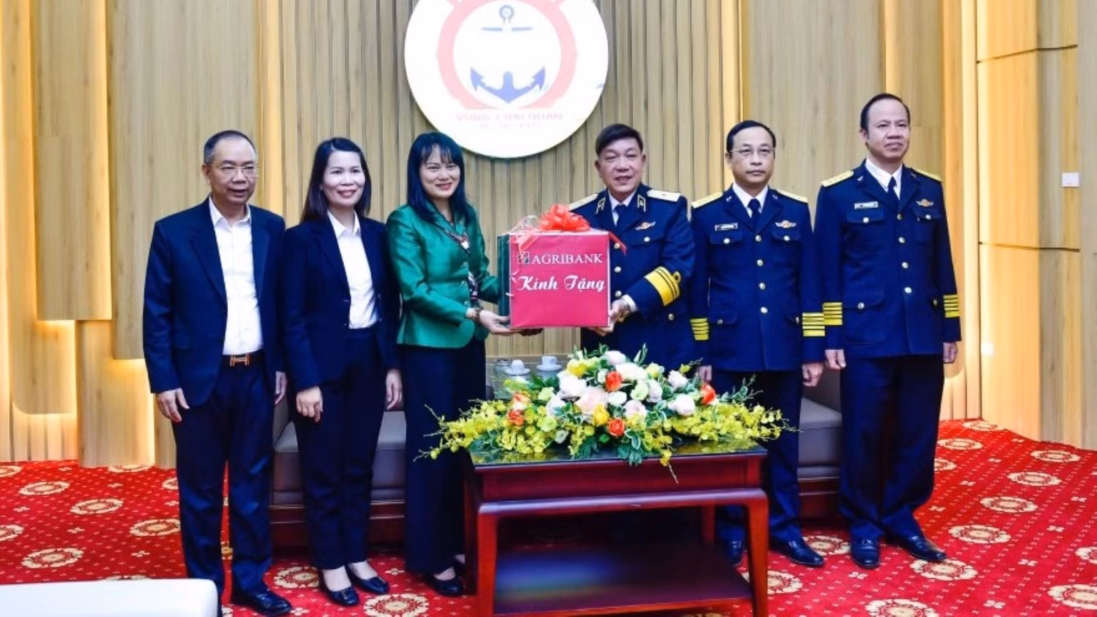 Bà Phùng Thị Bình, Phó Tổng Giám đốc Agribank tặng quà Bộ Tư lệnh Vùng 1 Hải quân.