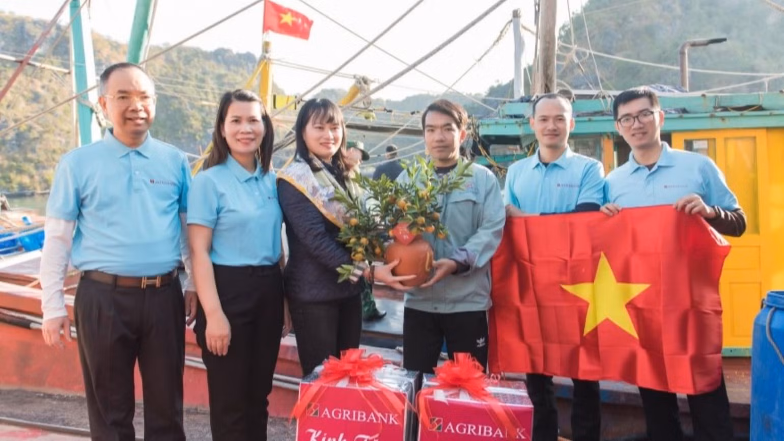 Đoàn công tác Agribank thăm, tặng quà Tết cho ngư dân trên đảo Cát Bà.