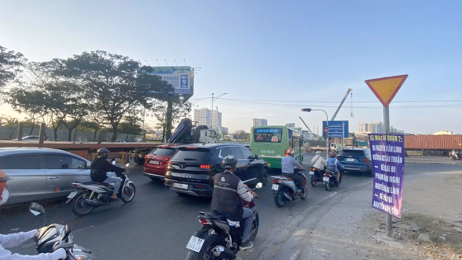 Mục đích rào chắn giao lộ này để xây dựng đồng bộ hầm chui Nguyễn Văn Linh, bảo đảm thông hầm HC2 bên phải đường Phạm Văn Nghị đi cầu Ông Lớn.