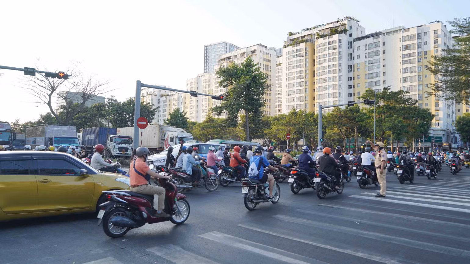Cảnh sát giao thông có mặt ở nhiều ngã tư quanh nút giao để điều tiết giao thông.