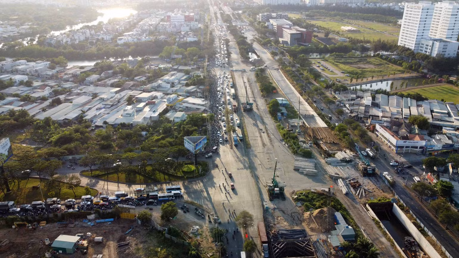 Dự kiến, nút giao Nguyễn Văn Linh - Nguyễn Hữu Thọ sẽ đóng trong 240 ngày để xây dựng hầm chui. Đây là dự án nhằm giảm tải áp lực giao thông ở cửa ngõ phía nam Thành phố Hồ Chí Minh.