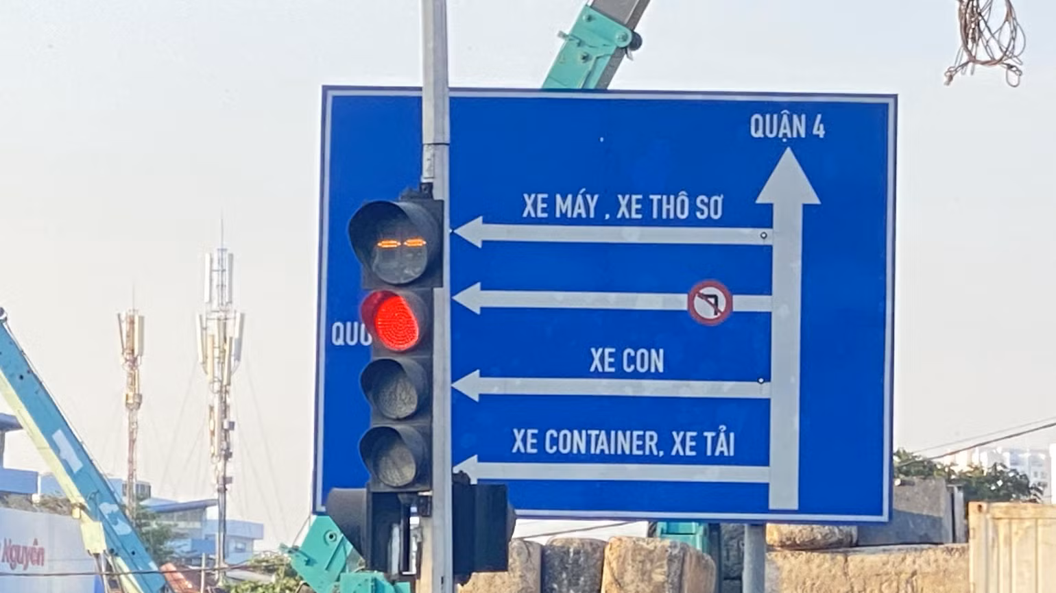 Các lộ trình thay thế sau khi đóng nút giao thông Nguyễn Văn Linh-Nguyễn Hữu Thọ, quận 7, Thành phố Hồ Chí Minh được thông báo trên nhiều tuyến đường.