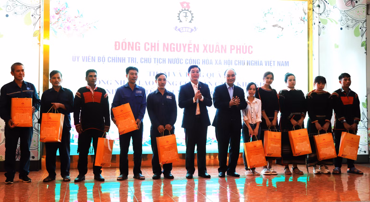 [Ảnh] Chủ tịch nước Nguyễn Xuân Phúc thăm, chúc Tết, tặng quà tại Đắk Lắk ảnh 5