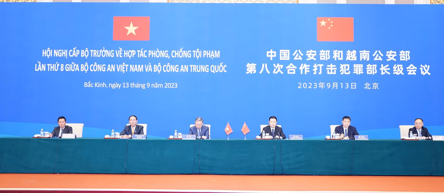 Bộ trưởng Tô Lâm cùng ông Vương Tiểu Hồng, Ủy viên Quốc vụ, Bộ trưởng Công an Trung Quốc đồng chủ trì Hội nghị cấp Bộ trưởng về Phòng, chống tội phạm lần thứ 8 giữa hai Bộ Công an. (Ảnh: TTXVN) Bộ trưởng Tô Lâm cùng ông Vương Tiểu Hồng, Ủy viên Quốc vụ, Bộ trưởng Công an Trung Quốc đồng chủ trì Hội nghị cấp Bộ trưởng về Phòng, chống tội phạm lần thứ 8 giữa hai Bộ Công an. (Ảnh: TTXVN)