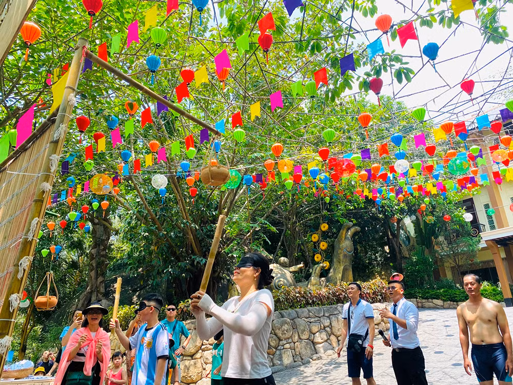 Trò chơi dân gian “bịt mắt đập niêu” khiến nhiều người lớn thích thú vì được nhận một vé trở lại tuổi thơ. Trò chơi dân gian “bịt mắt đập niêu” khiến nhiều người lớn thích thú vì được nhận một vé trở lại tuổi thơ.