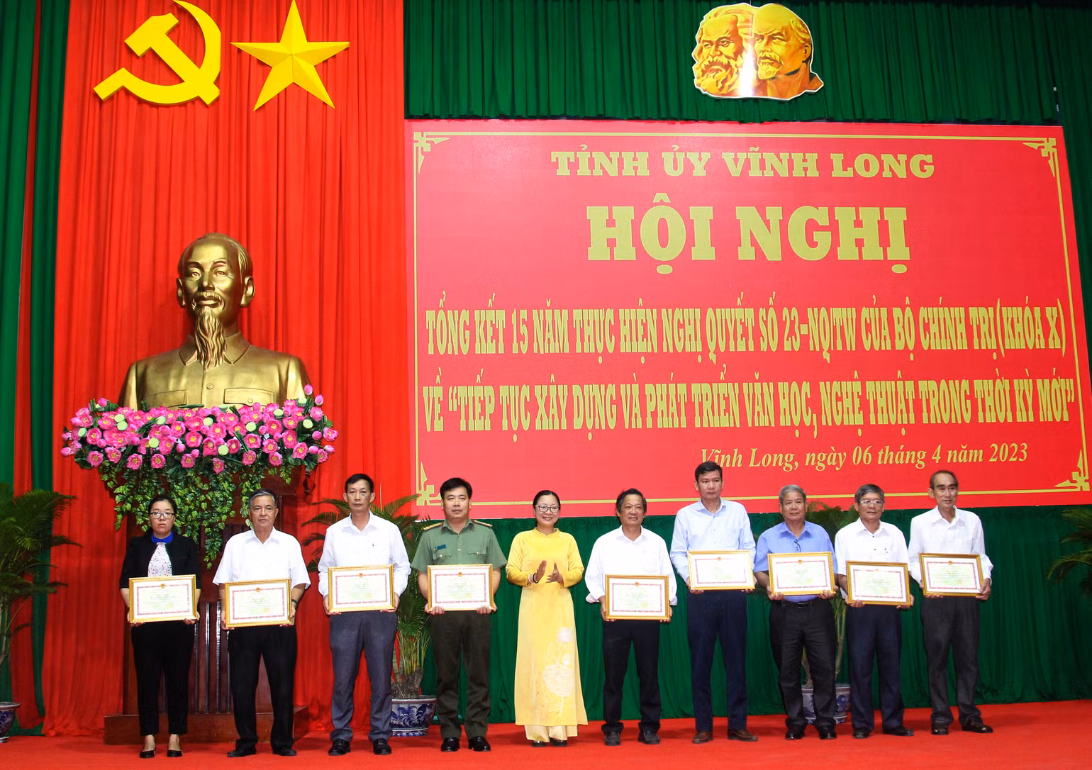 Ban tổ chức trao Bằng khen cho các cá nhân đã có thành tích xuất sắc trong tổ chức thực hiện Nghị quyết số 23-NQ/TW.