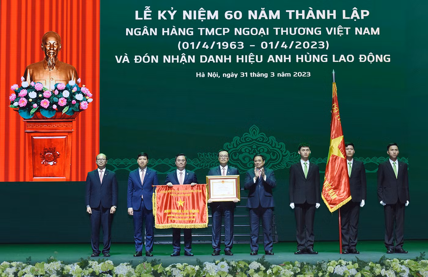 Thay mặt lãnh đạo Đảng và Nhà nước, Thủ tướng Phạm Minh trao tặng ngân hàng Vietcombank danh hiệu Anh hùng Lao động.