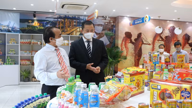 Trưng bày các sản phẩm ngành lương thực, thực phẩm của doanh nghiệp Thành phố Hồ Chí Minh tại Tuần lễ Triển lãm sản phẩm ngành lương thực, thực phẩm.