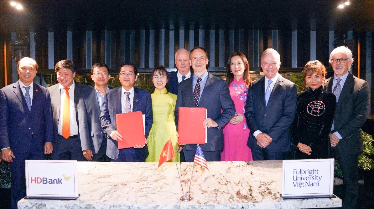 TS Scott Fritze, chủ tịch Đại học Fulbright Việt Nam, ký thỏa thuận cung cấp vốn đối ứng với ông Phạm Quốc Thanh, Tổng giám đốc HDBank.