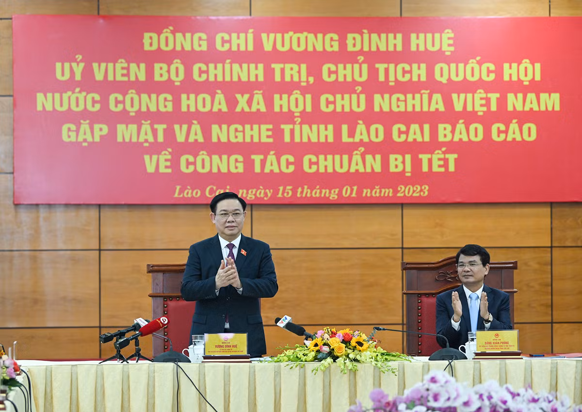 [Ảnh] Chủ tịch Quốc hội Vương Đình Huệ thăm, chúc Tết Đảng bộ, chính quyền, lực lượng vũ trang và nhân dân tỉnh Lào Cai ảnh 2
