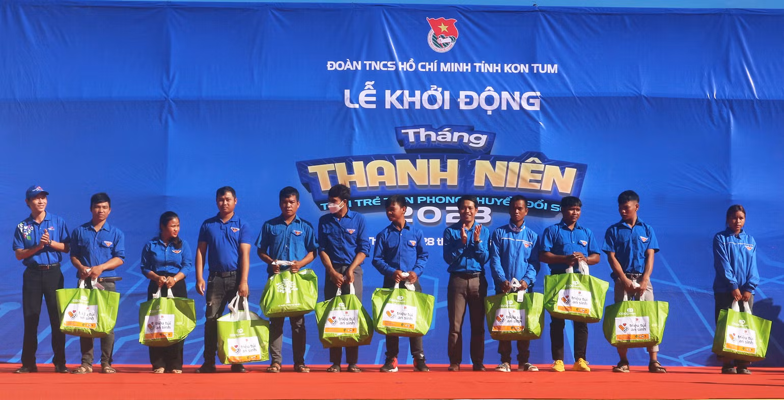 Tặng hơn 20 Túi an sinh cho đoàn viên, thanh niên dân tộc thiểu số khó khăn vươn lên trong cuộc sống. Tặng hơn 20 Túi an sinh cho đoàn viên, thanh niên dân tộc thiểu số khó khăn vươn lên trong cuộc sống.