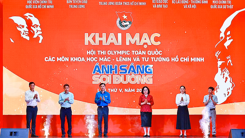 Đại diện các bộ, ban, ngành, đoàn thể thực hiện nghi lễ khởi động Hội thi “Ánh sáng soi đường” lần thứ V, năm 2023. Đại diện các bộ, ban, ngành, đoàn thể thực hiện nghi lễ khởi động Hội thi “Ánh sáng soi đường” lần thứ V, năm 2023.