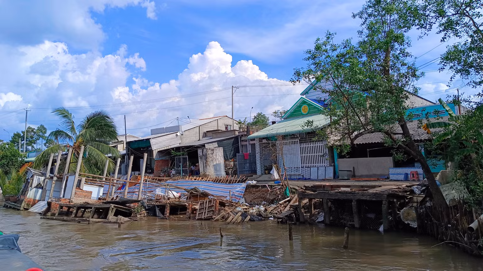 Kênh Đốc Phủ Hiền có dòng chảy mạnh và nhiều phương tiện thủy lưu thông gây sạt lở nhiều nơi.