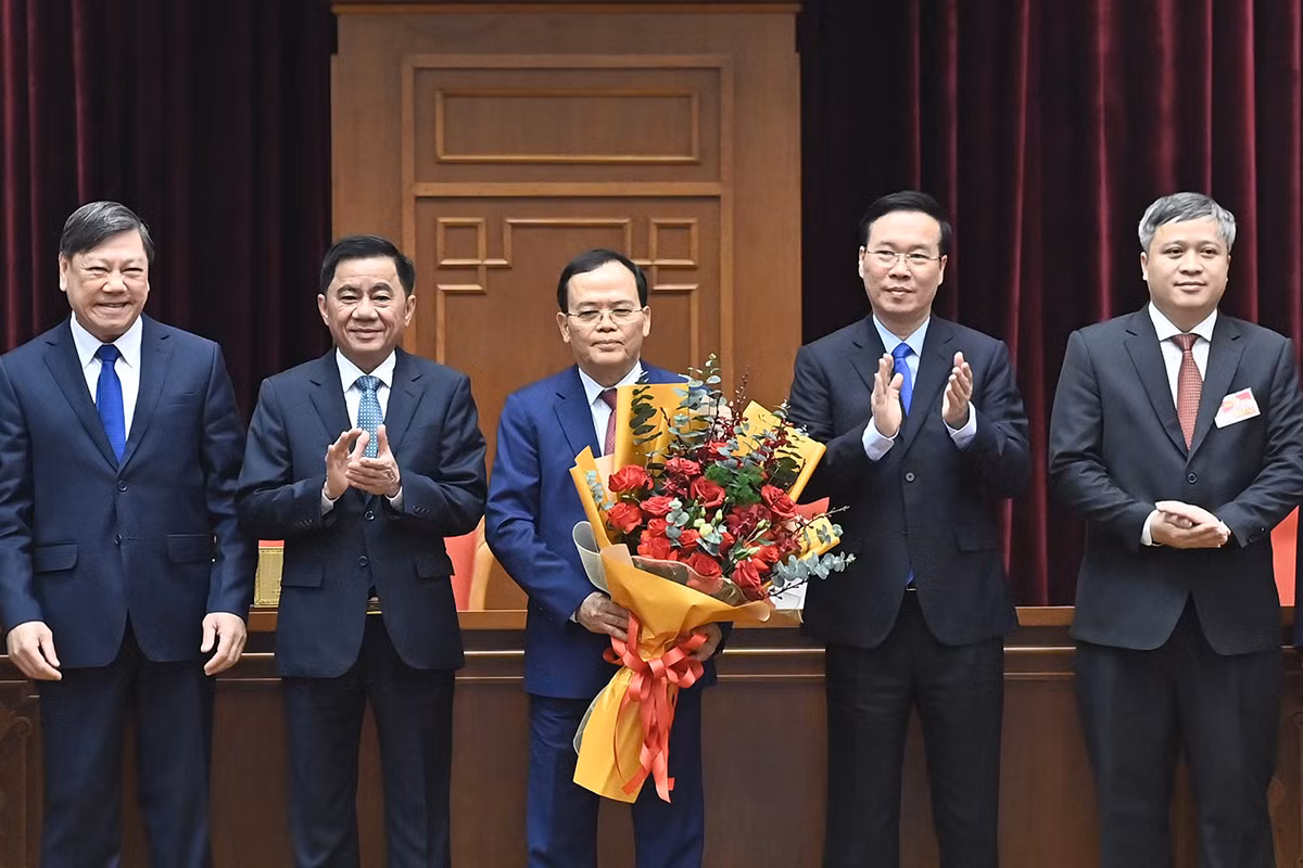 Đồng chí Ngô Văn Dụ vinh dự được trao tặng Huân chương Hồ Chí Minh. (Ảnh: ĐĂNG KHOA)