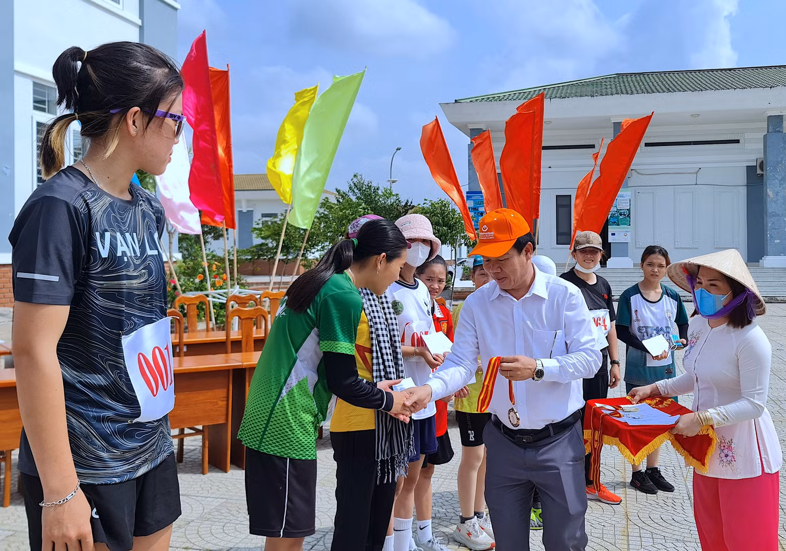 Ban tổ chức trao thưởng cho các thí sinh đoạt giải cao đi bộ thể thao và đạp xe đạp xuyên rừng vào trưa 27/4.