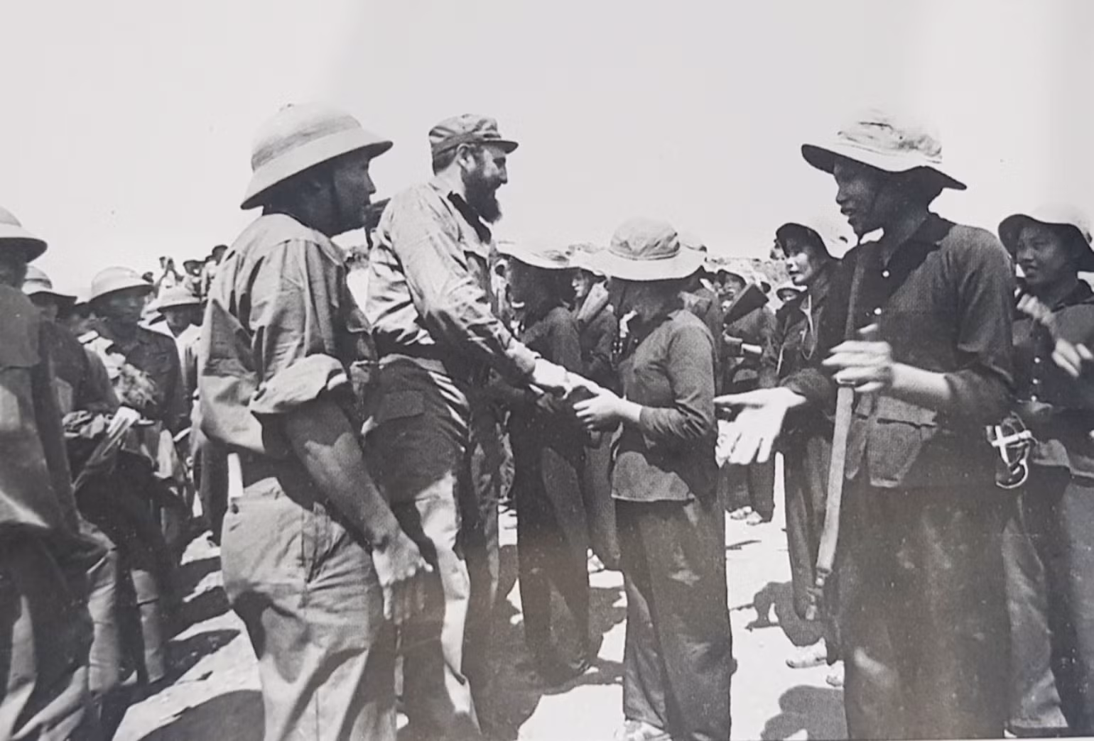 Chủ tịch Cuba Fidel Castro bắt tay chúc mừng nữ du kích tiêu biểu Hoàng Thị Chẫm ở căn cứ Dốc Miếu, huyện Gio Linh. (Ảnh Tư liệu)