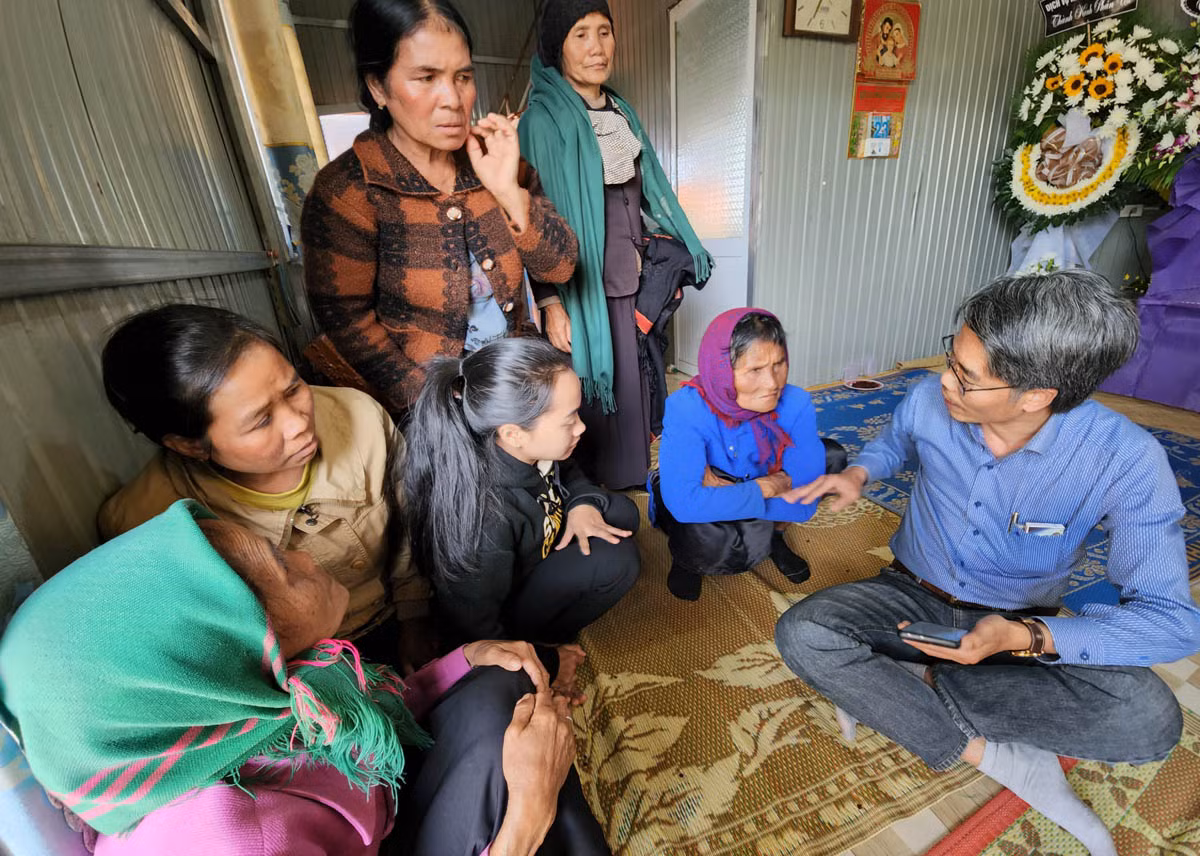 Người thân gia đình ông bà Ya Tạo nén nỗi đau kể lại sự việc. Người thân gia đình ông bà Ya Tạo nén nỗi đau kể lại sự việc.