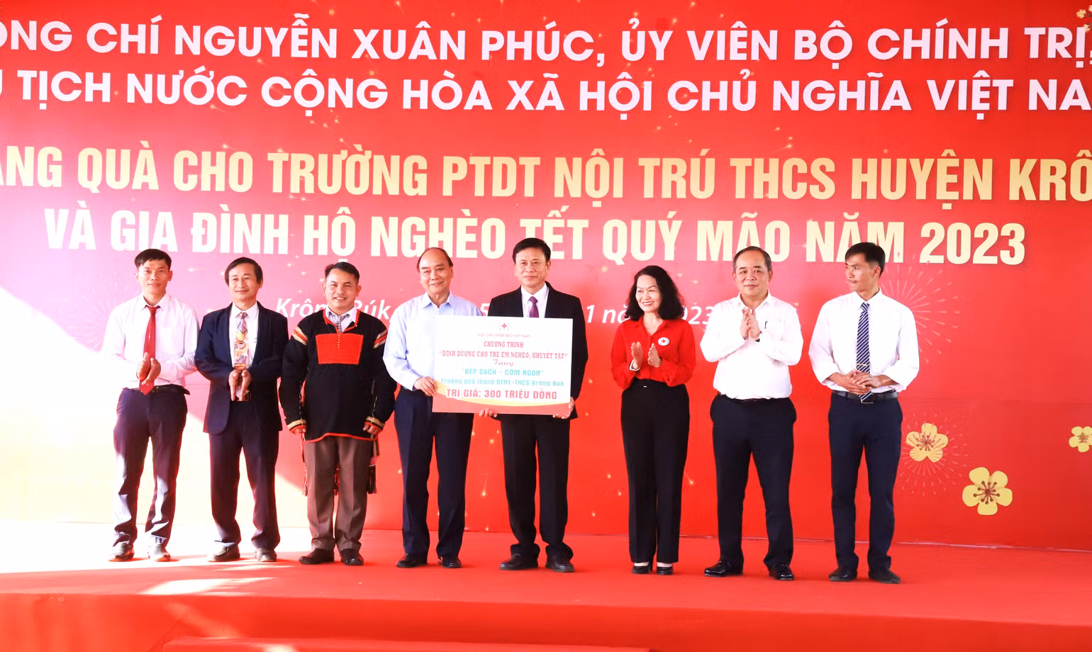 [Ảnh] Chủ tịch nước Nguyễn Xuân Phúc thăm, chúc Tết, tặng quà tại Đắk Lắk ảnh 14