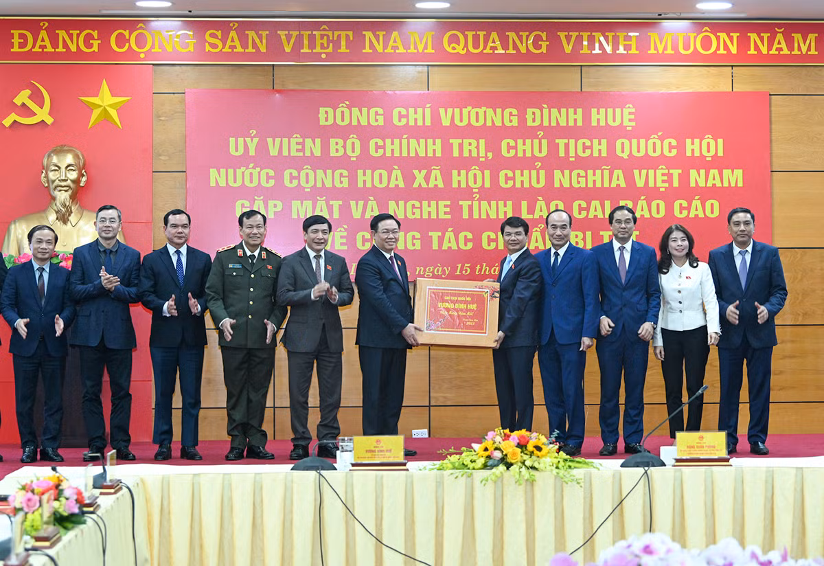 Chủ tịch Quốc hội Vương Đình Huệ trao tặng quà Tết cho tỉnh Lào Cai. Chủ tịch Quốc hội Vương Đình Huệ trao tặng quà Tết cho tỉnh Lào Cai.