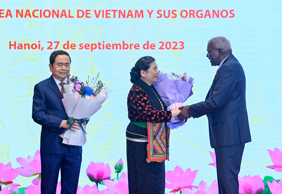 [Ảnh] Lễ trao Huân chương cao quý của nước Cộng hòa Cuba tặng lãnh đạo Quốc hội Việt Nam ảnh 9
