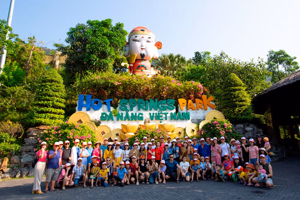 Khu sân chơi Thần Tài, điểm check-in không thể bỏ qua của mọi du khách khi tham quan, trải nghiệm tại Công viên suối khoáng nóng Núi Thần Tài. Khu sân chơi Thần Tài, điểm check-in không thể bỏ qua của mọi du khách khi tham quan, trải nghiệm tại Công viên suối khoáng nóng Núi Thần Tài.