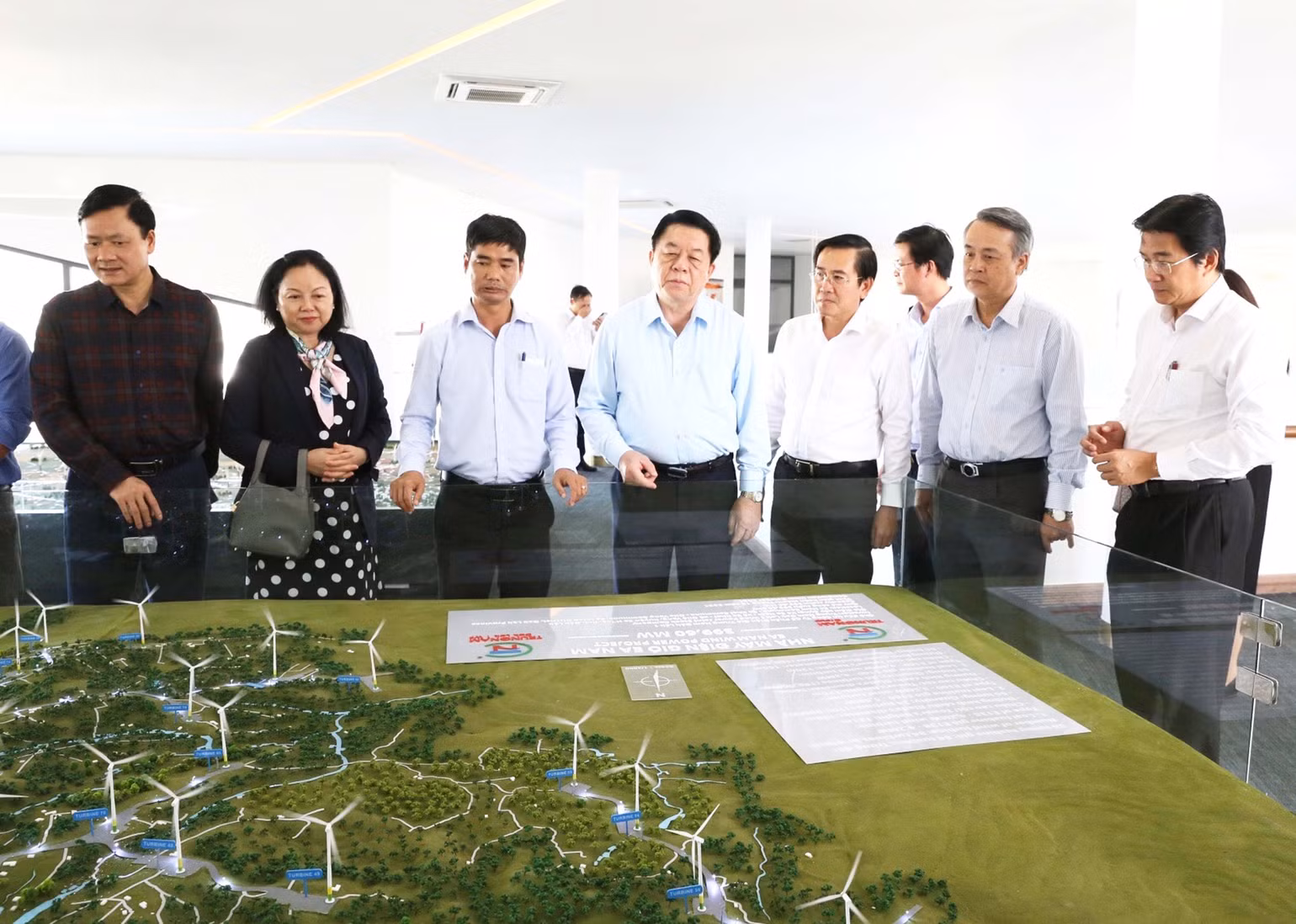 Đồng chí Nguyễn Trọng Nghĩa cùng Đoàn công tác và lãnh đạo tỉnh Ninh Thuận đi thăm Dự án điện gió, điện mặt trời của Tập đoàn Trungnam Group tại huyện Thuận Bắc.
