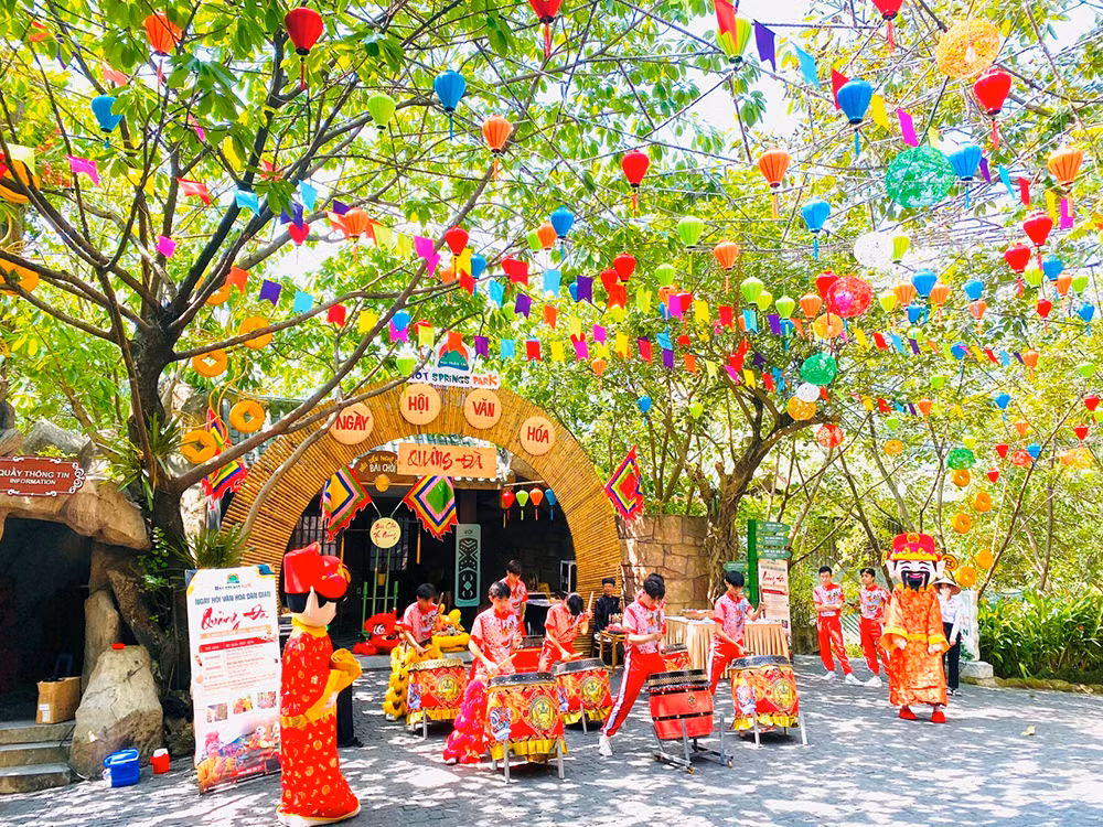 Biểu diễn trống hội. Biểu diễn trống hội.