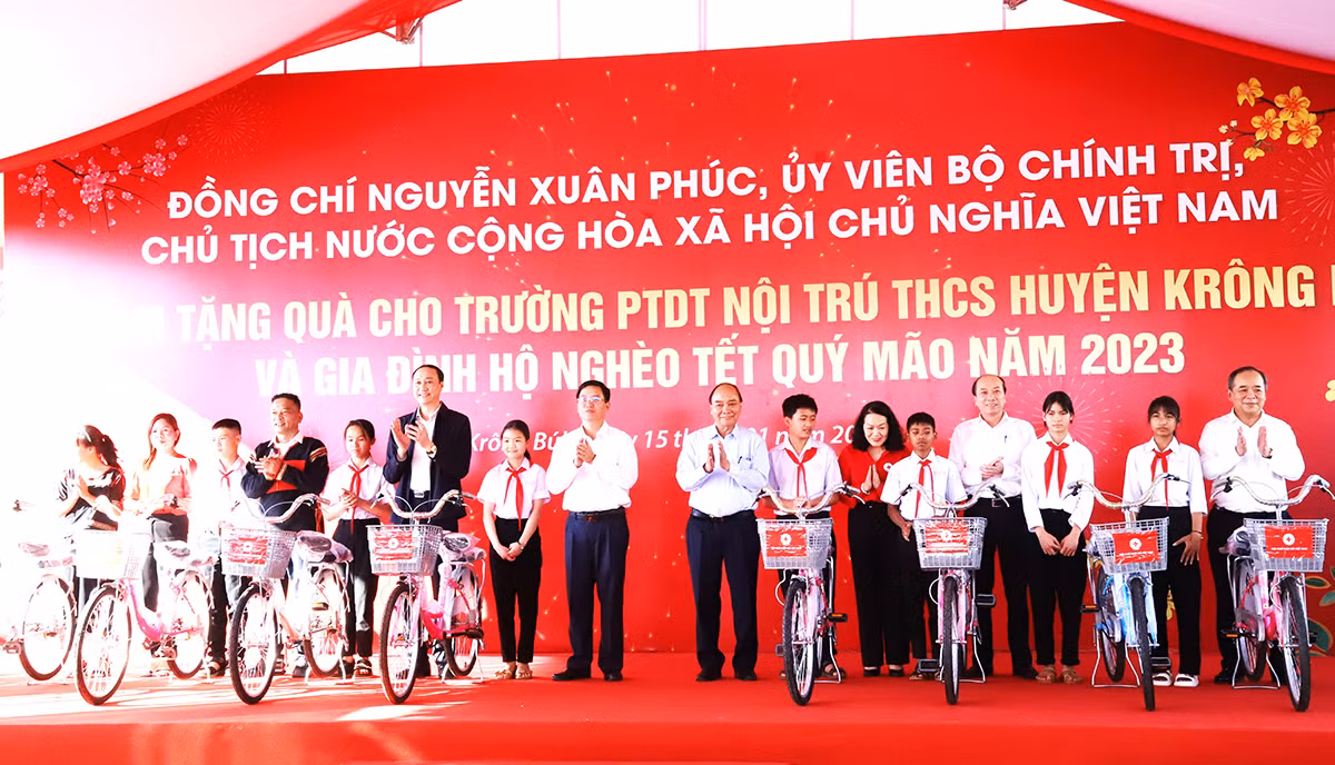 Chủ tịch nước Nguyễn Xuân Phúc tặng 50 xe đạp cho các học sinh khó khăn Trường phổ thông dân tộc nội trú-trung học cơ sở Krông Búk, huyện Krông Búk, tỉnh Đắk Lắk. Chủ tịch nước Nguyễn Xuân Phúc tặng 50 xe đạp cho các học sinh khó khăn Trường phổ thông dân tộc nội trú-trung học cơ sở Krông Búk, huyện Krông Búk, tỉnh Đắk Lắk.