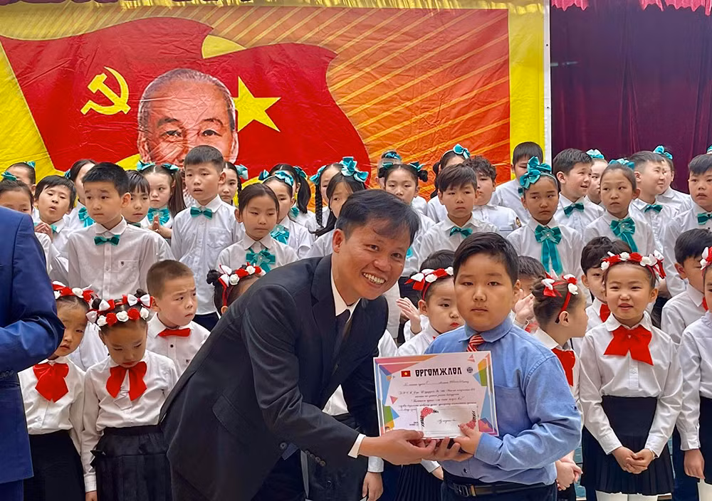 Đại sứ Doãn Khánh Tâm tặng phần thưởng cho học sinh đoạt giải xuất sắc trong cuộc thi. Đại sứ Doãn Khánh Tâm tặng phần thưởng cho học sinh đoạt giải xuất sắc trong cuộc thi.