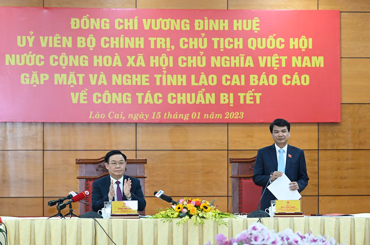 [Ảnh] Chủ tịch Quốc hội Vương Đình Huệ thăm, chúc Tết Đảng bộ, chính quyền, lực lượng vũ trang và nhân dân tỉnh Lào Cai ảnh 4