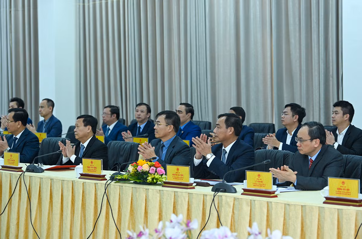 [Ảnh] Chủ tịch Quốc hội Vương Đình Huệ thăm, chúc Tết Đảng bộ, chính quyền, lực lượng vũ trang và nhân dân tỉnh Lào Cai ảnh 3