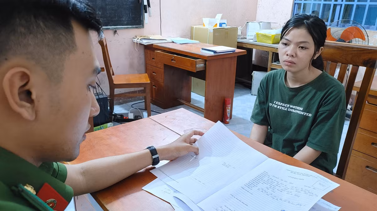 Đối tượng Thoa tại cơ quan điều tra. Đối tượng Thoa tại cơ quan điều tra.