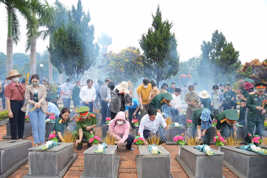Đông đảo người dân cùng thắp nén hương trước các phần mộ liệt sĩ. Đông đảo người dân cùng thắp nén hương trước các phần mộ liệt sĩ.