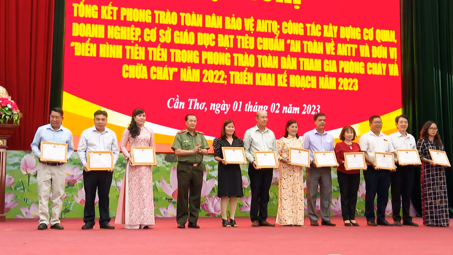 Công an thành phố Cần Thơ khen thưởng tập thể, cá nhân tiêu biểu trong phong trào quần chúng bảo vệ an ninh Tổ quốc.