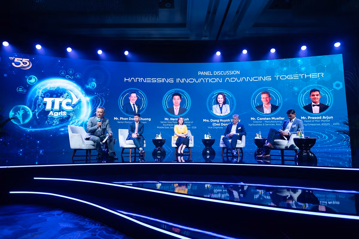 Các chuyên gia và nhà lãnh đạo hàng đầu từ EDB, IFC, EY Việt Nam, AWS cùng TTC AgriS tham gia vào phiên thảo luận với chủ đề “Harnessing Innovation - Advancing Together”.