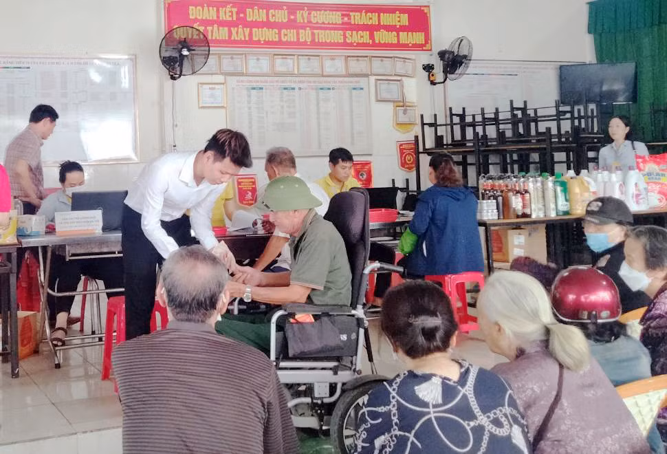 Ngày đầu chi trả tại các điểm trên địa bàn tỉnh Đồng Nai đảm bảo trật tự. Nhân viên chi trả phục vụ niềm nở, lịch sự, chu đáo. Ngày đầu chi trả tại các điểm trên địa bàn tỉnh Đồng Nai đảm bảo trật tự. Nhân viên chi trả phục vụ niềm nở, lịch sự, chu đáo.