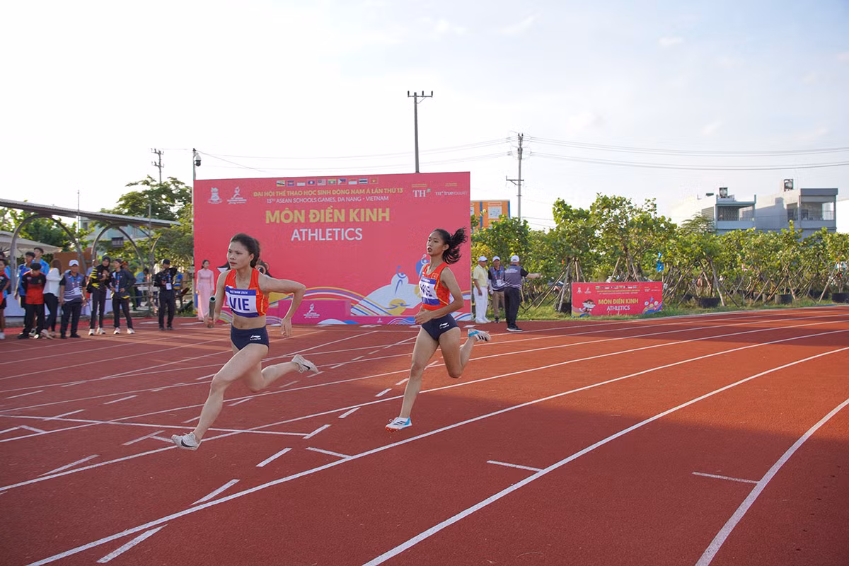 Các vận động viên đội tuyển điền kinh học sinh Việt Nam giành 9 Huy chương Vàng trong 2 ngày thi đấu. Các vận động viên đội tuyển điền kinh học sinh Việt Nam giành 9 Huy chương Vàng trong 2 ngày thi đấu.