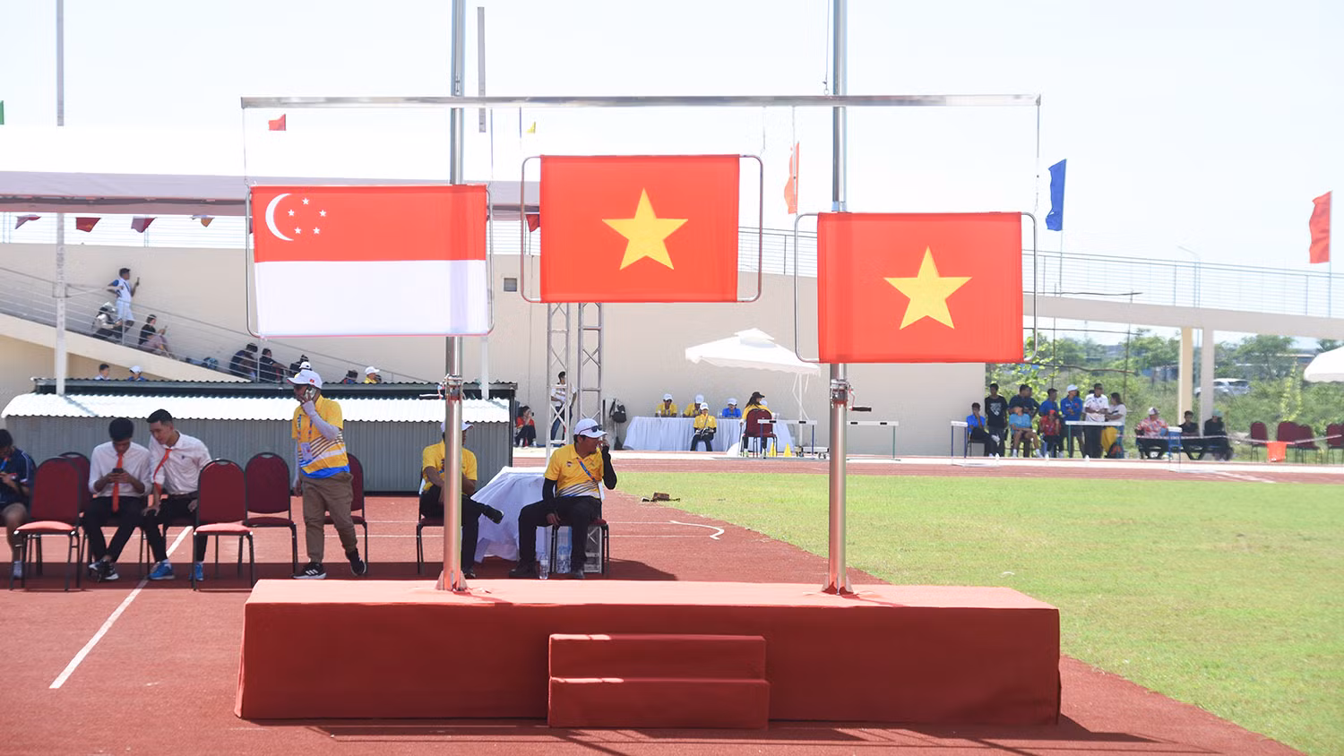 Quốc ca Việt Nam nhiều lần ngân vang trong ngày thi đấu đầu tiên của bộ môn điền kinh tại Đại hội thể thao học sinh Đông Nam Á.