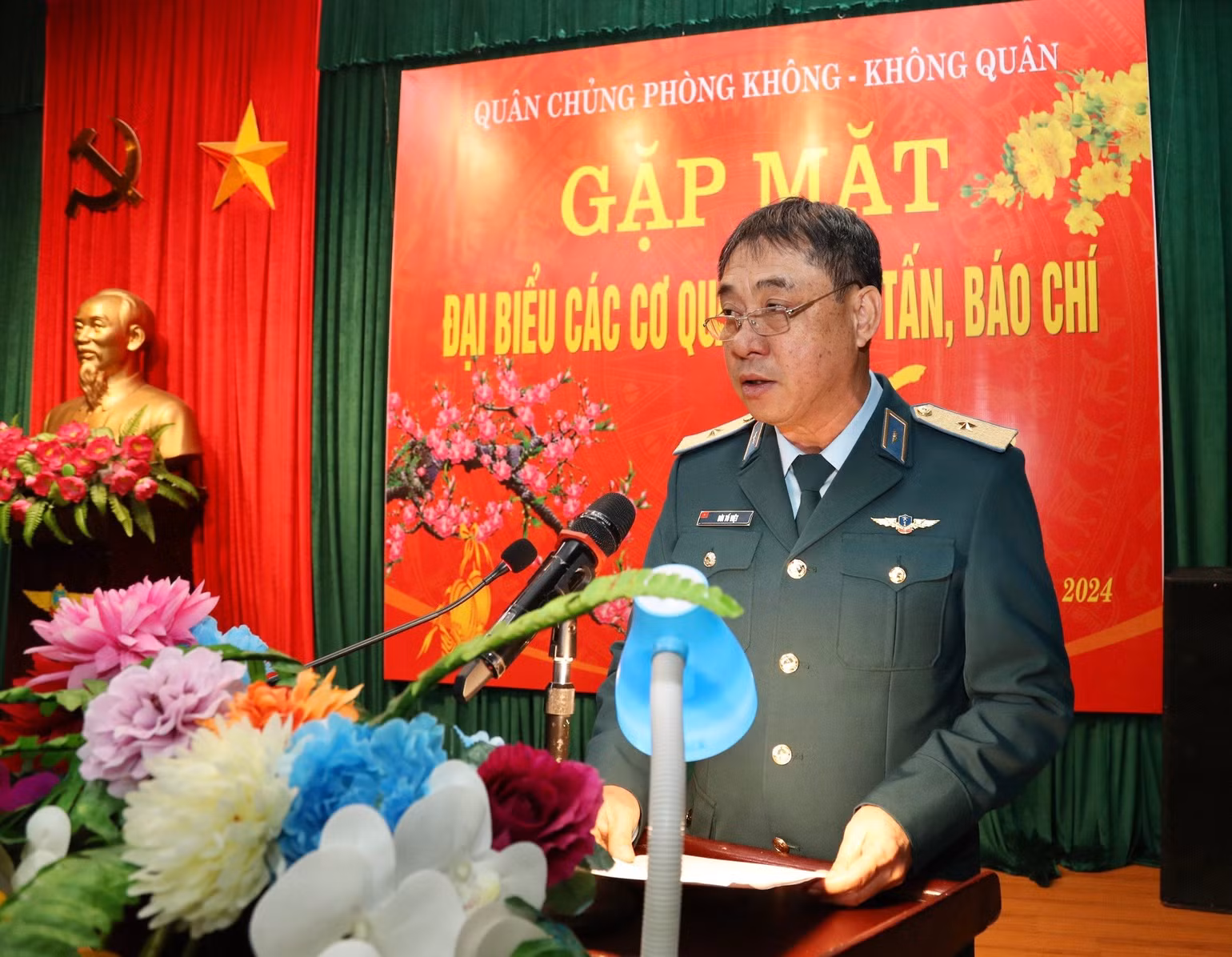Thiếu tướng Bùi Tố Việt, Phó Chính ủy Quân chủng Phòng không-Không quân phát biểu tại buổi gặp mặt.