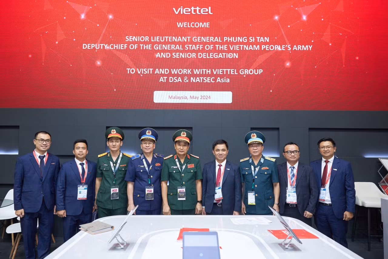 Đoàn Bộ Quốc phòng Việt Nam tham quan gian trưng bày của Tập đoàn Công nghiệp - Viễn thông Quân đội (Viettel). Ảnh do Cơ quan chức năng Bộ Quốc phòng cung cấp.