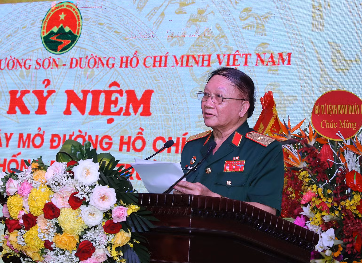 Thiếu tướng Hoàng Anh Tuấn, Phó Chủ tịch Thường trực Hội Trường Sơn Việt Nam đọc diễn văn tại buổi lễ. Ảnh: TRỌNG ĐỨC