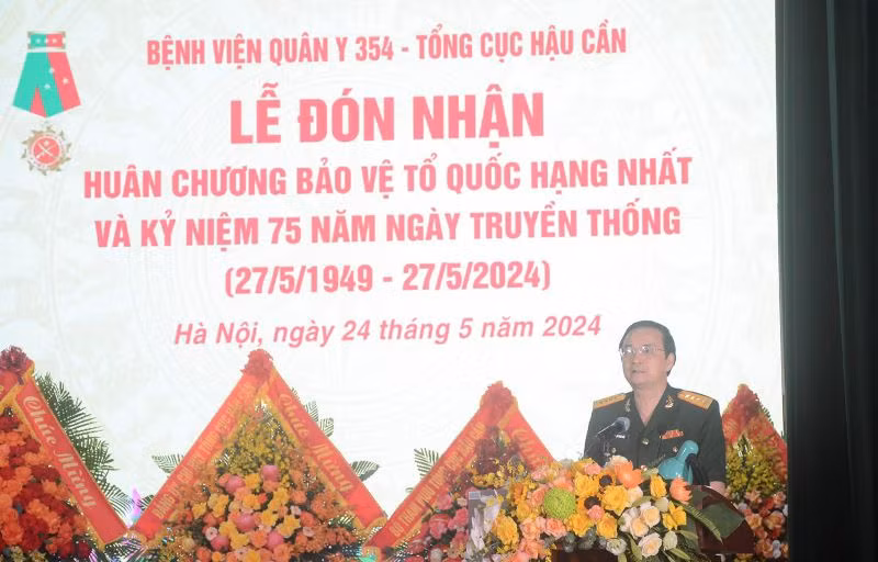 Đại tá Phạm Minh Đức, Giám đốc Bệnh viện Quân y 354 trình bày diễn văn tại buổi lễ. Đại tá Phạm Minh Đức, Giám đốc Bệnh viện Quân y 354 trình bày diễn văn tại buổi lễ.