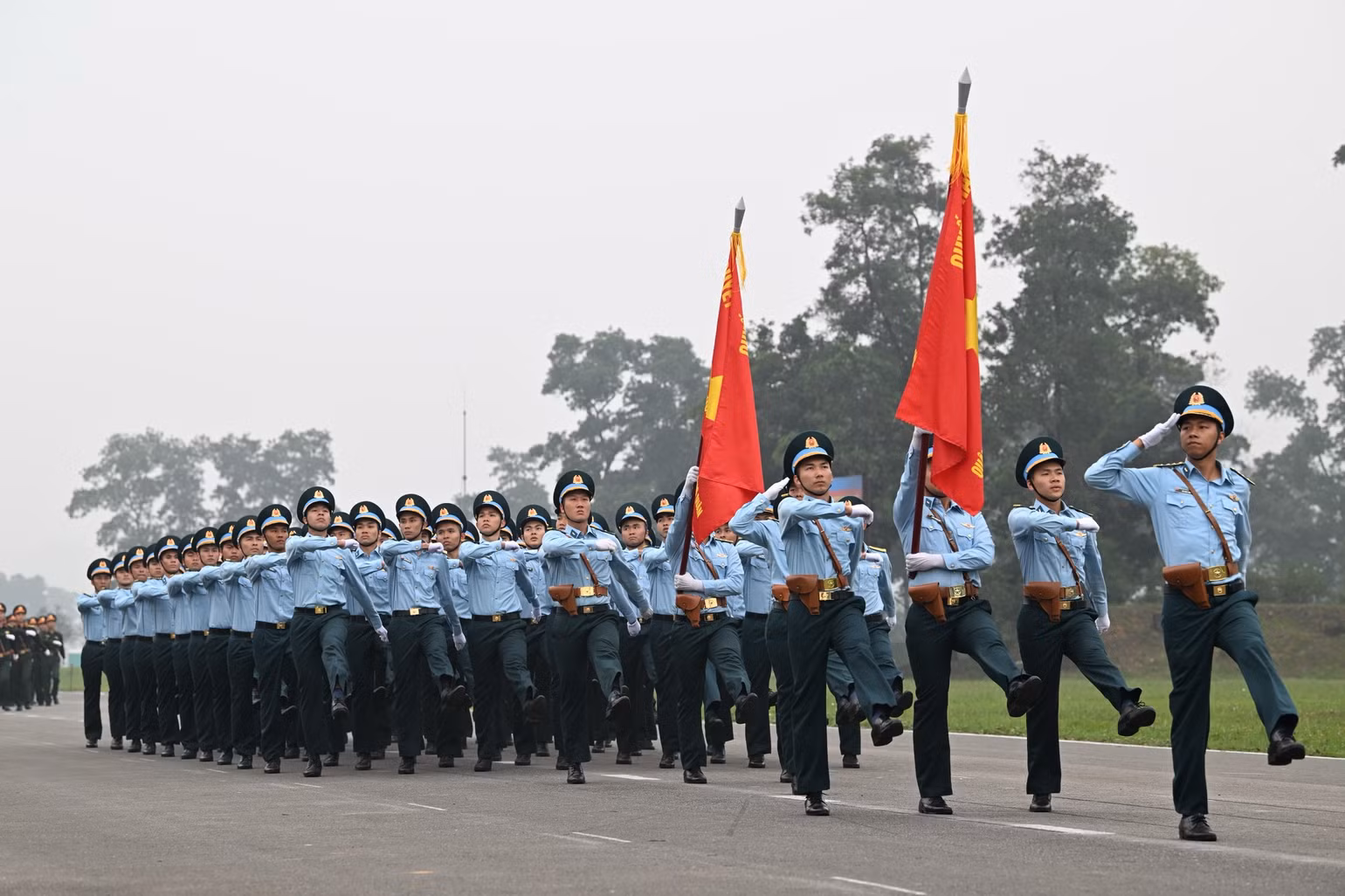 Các khối thực hiện diễu binh, diễu hành.