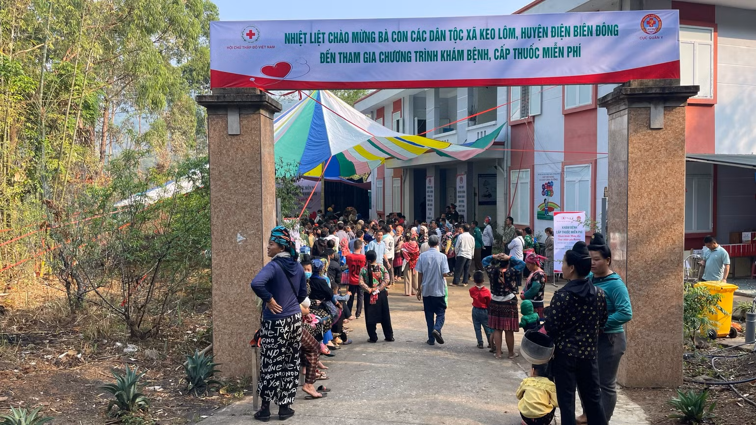 Nhân dân xã Keo Lôm, huyện Điện Biên Đông, tỉnh Điện Biên đến tham gia chương trình khám bệnh, cấp thuốc miễn phí. Nhân dân xã Keo Lôm, huyện Điện Biên Đông, tỉnh Điện Biên đến tham gia chương trình khám bệnh, cấp thuốc miễn phí.