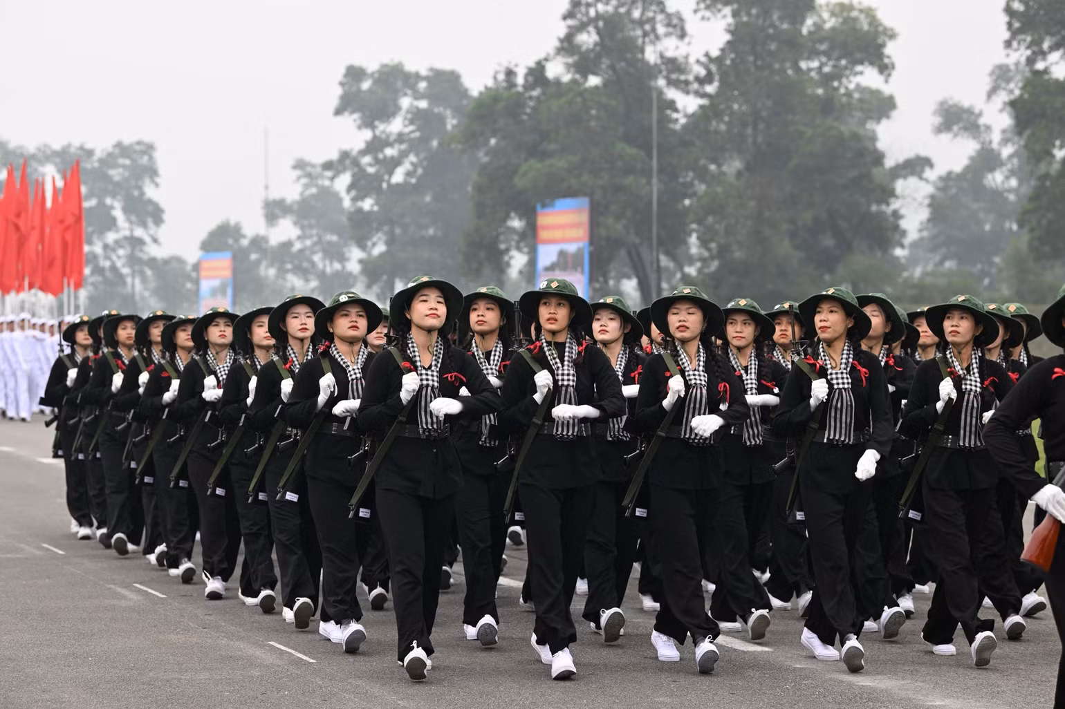 Các khối thực hiện diễu binh, diễu hành.